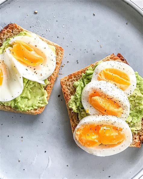 Skrebučiai su avokadu, pesto ir kiaušiniene