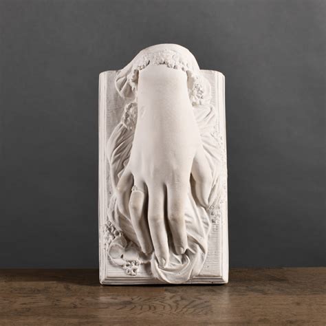 Moters rankos, neriantis suknelę