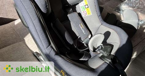 Automobilinė kėdutė su kūdikiu