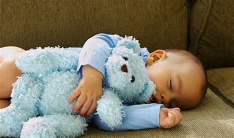 Kūdikis maudosi vonelėje