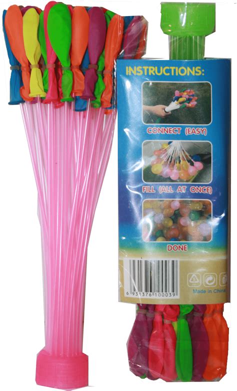 žmonės mėto vandens balionus