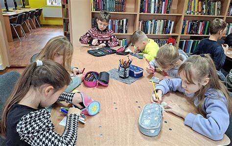 Vaikai dalyvauja kūrybinėse dirbtuvėse bibliotekoje