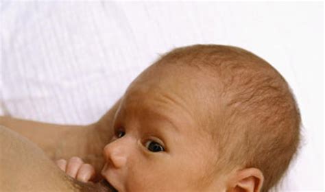 Nėščiosios krūtis, kurioje matomas priešpienis