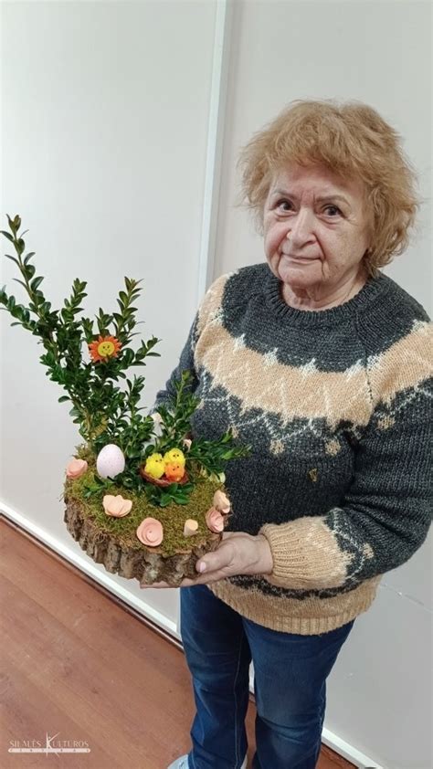 Įvairūs Velykų personažų ir dekoracijų pavyzdžiai