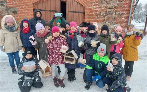 vaikai dekoruoja lesyklėles