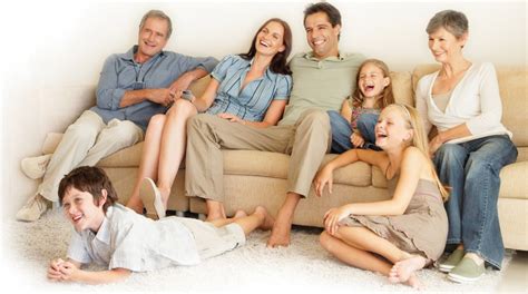 šeima žaidžia namuose