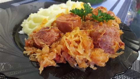 Troškinti rauginti kopūstai su dešrelėmis