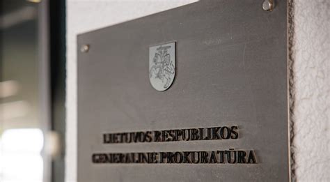 Teisėsaugos pareigūnai atlieka kratas