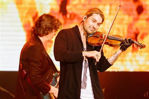 jaunas Davidas Garrettas su smuiku