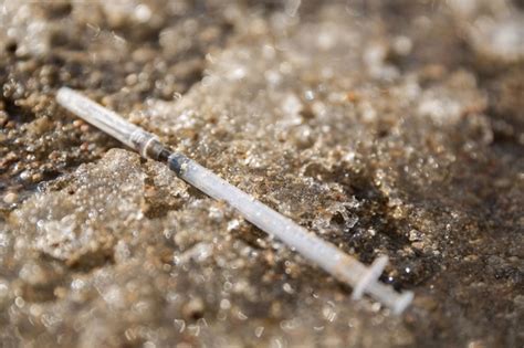 Vaizdas, kuriame matoma švirkšto su adrenalinu instrukcija