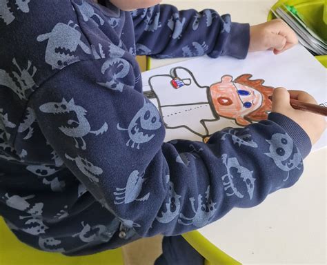 vaikai piešia istorijas