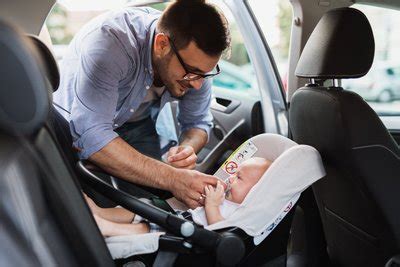 Vaikas ir vairuotojas automobilyje