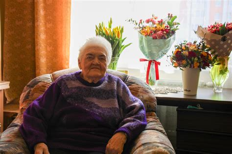 Moterys, švenčiančios gimtadienį su puodeliais