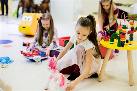 Žaidžiantys vaikai