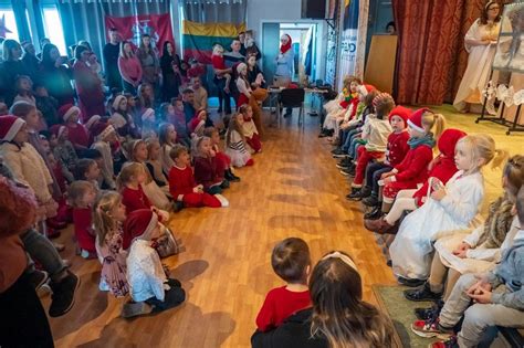 vaikai minko picos tešlą