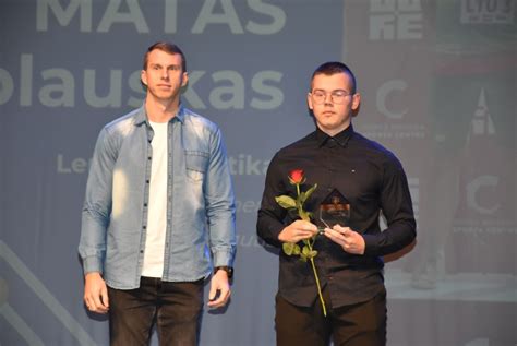 Jaunas Henrikas Žustautas besimokantis irkluoti