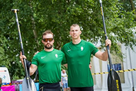 Henrikas Žustautas dvivietėje kanojoje su partneriu