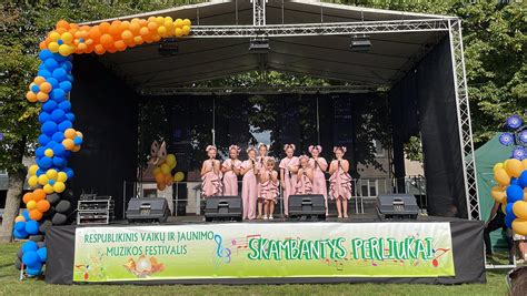 Vaizdas su vaikais dainuojančiais gospel muzikos festivalyje