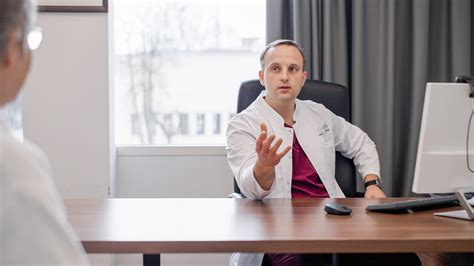 Gydytojas, konsultuojantis pacientę