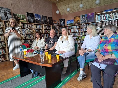 Audronė Bubulienė tarp kitų Utenos literatų klubo „Verdenė“ narių