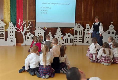 Vaikai dainuoja ir šoka Danijoje