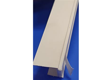 moterys laukiančios prie langų su žibintais