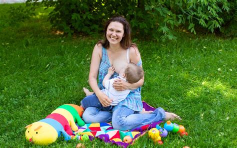 Mama maitina kūdikį krūtimi