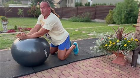 Nėščioji daro mankštą su kamuoliu