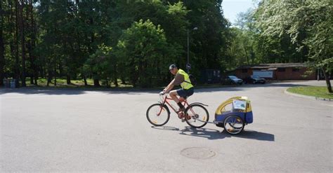 Šeima su dviračiais Vingio parke