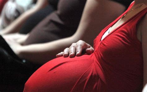 Akušerė padedanti gimdyti moteriai