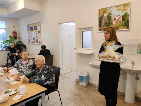 Nuotrauka, vaizduojanti tvarkingą ir jaukų kambarį senelių globos namuose