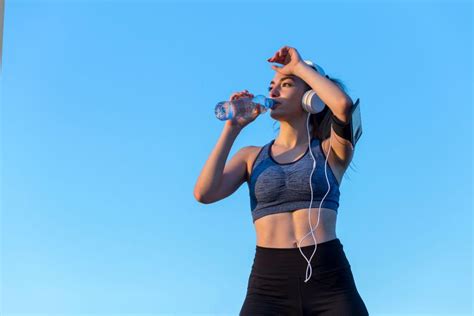 Moterys daro pratimus po gimdymo