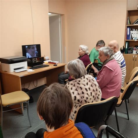 Žmonės mokosi naudotis kompiuteriais