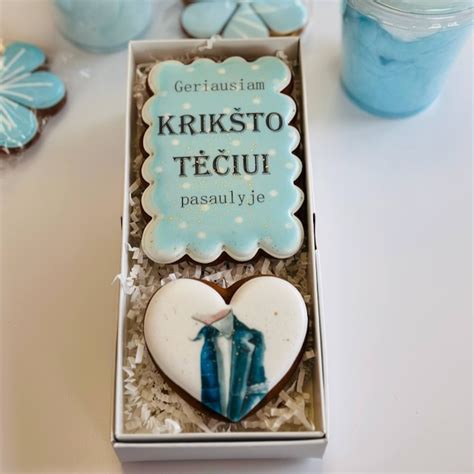 Krikšto tėtis su kūdikiu