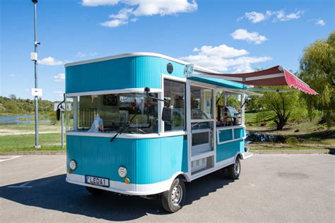 Mėlynas autobusiukas su vaikais