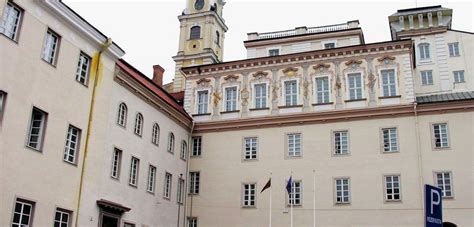 Vilniaus universiteto ansamblis, kurio pradžia - jėzuitų akademija