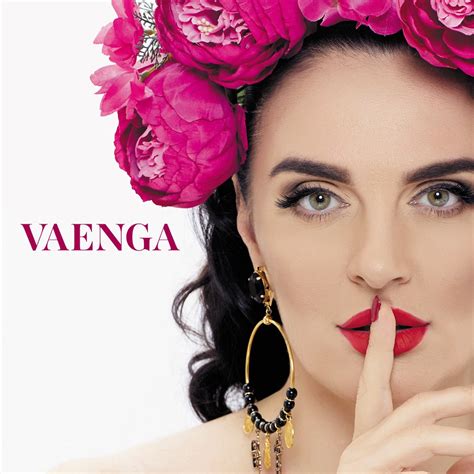 Elena Vaenga scenoje su mikrofonu