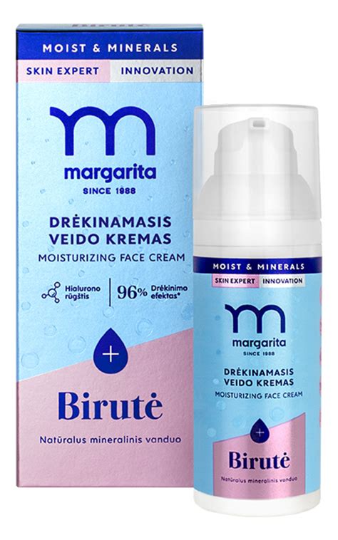 Moteris naudoja veido purškiklį su mineraliniu vandeniu