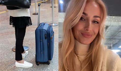 Nėščia moteris su lagaminu oro uoste