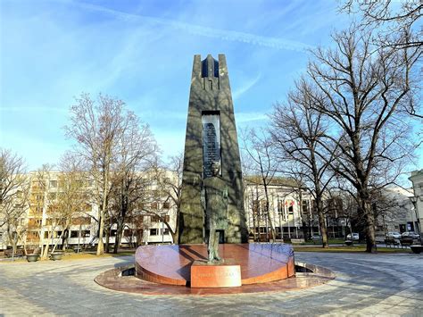 Paminklas Vinco Kudirkos garbei Šakiuose