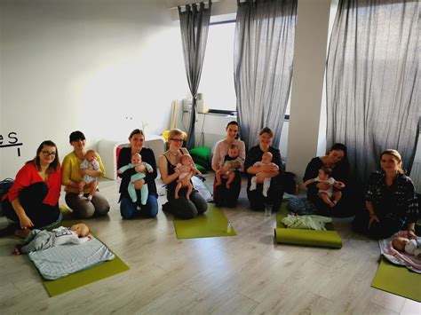 Instruktorė, mokanti mamas kūdikių masažo.