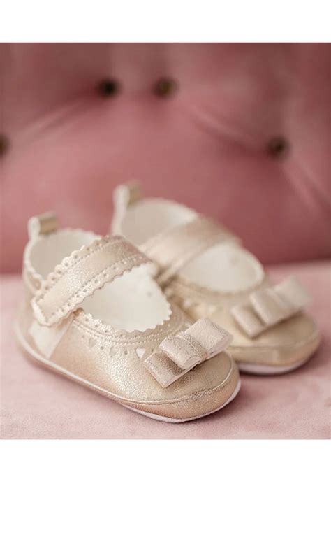 Vaikas su aukso spalvos kaspinėliu, simbolizuojančiu kovą su vėžiu