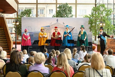 gyventojai žiūri teatro spektaklį