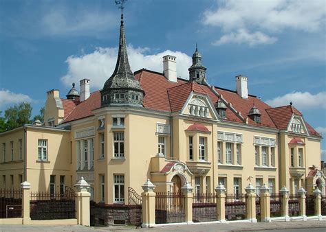 Chaimo Frenkelio vila ir Geležinės lapės skulptūra Šiauliuose