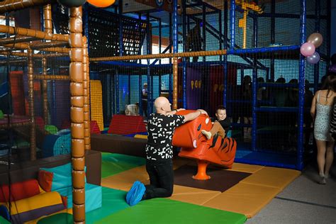 vaikai tvarkantys kambarį