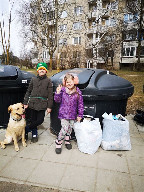 vaikai su pirštinėmis renka šiukšles