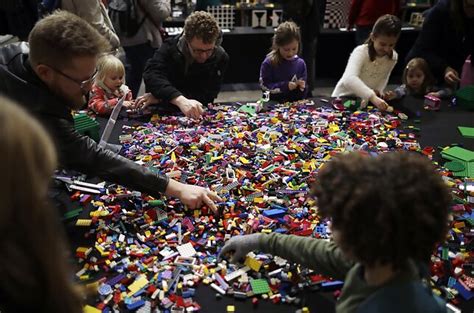 Vaikai žaidžia su LEGO