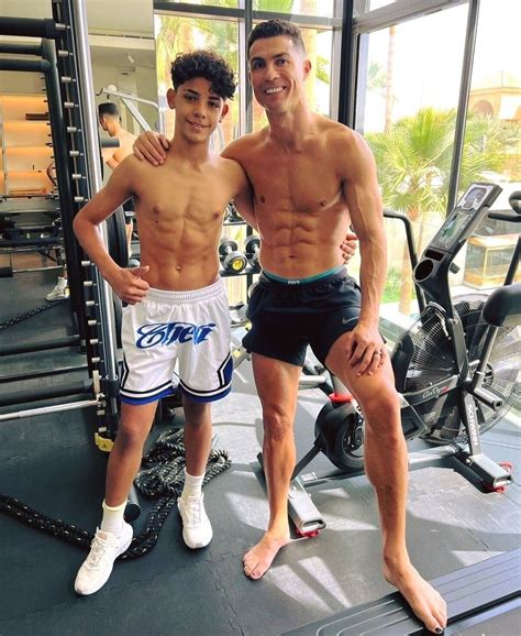 Cristiano Ronaldo su sūnumi Cristiano Ronaldo Jr. futbolo aikštelėje