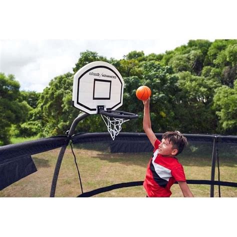 vaikas meta kamuolį į vaikišką krepšinio lentą