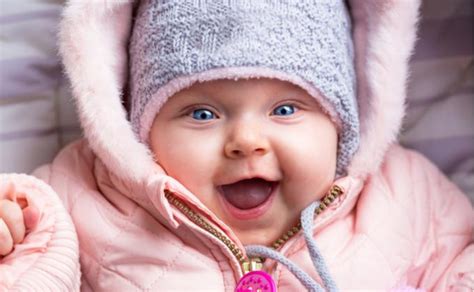 Kūdikis šiltai aprengtas vežimėlyje vėjuotą dieną